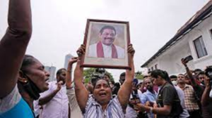 हफ़्तों के विरोध के बाद श्रीलंका के प्रधानमंत्री ने दिया इस्तीफा