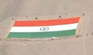 सेना दिवस 2022 पर भारत-पाकिस्तान सीमा पर प्रदर्शित विश्व का सबसे बड़ा खादी राष्ट्रीय ध्वज